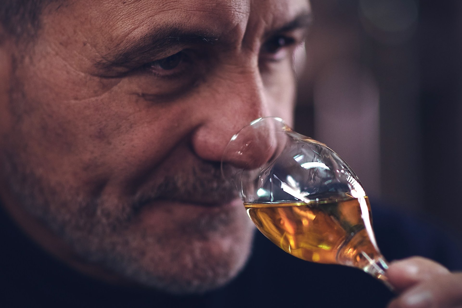 Carlo Pische porta il calice al naso durante la degustazione