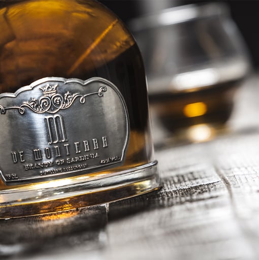 Dettaglio dell'etichetta in peltro del Brandy di Sardegna De Monterra