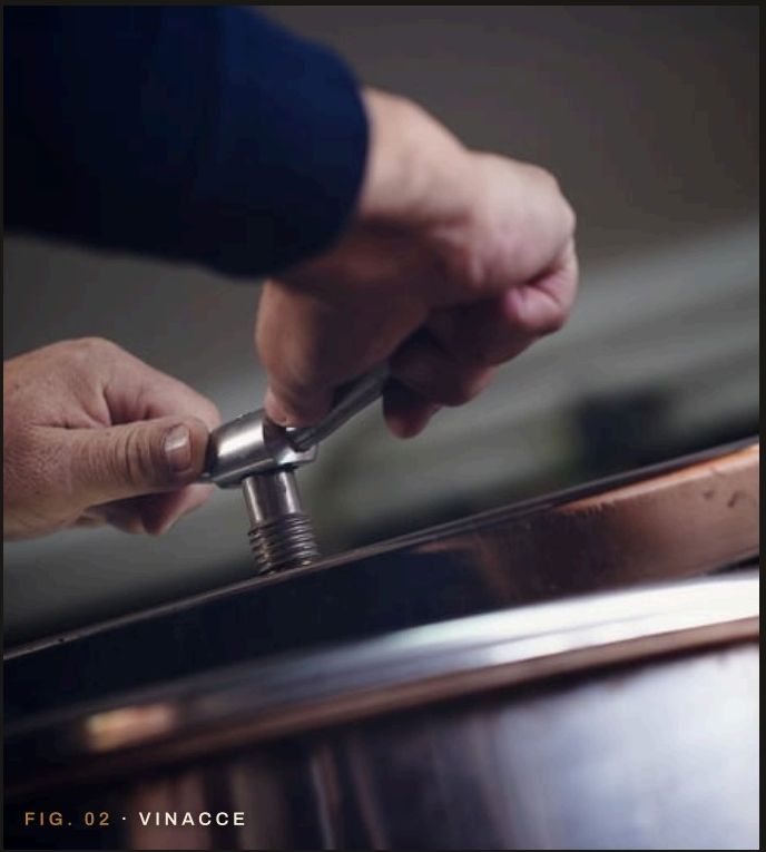 Le mani del distillatore al lavoro sull'alambicco