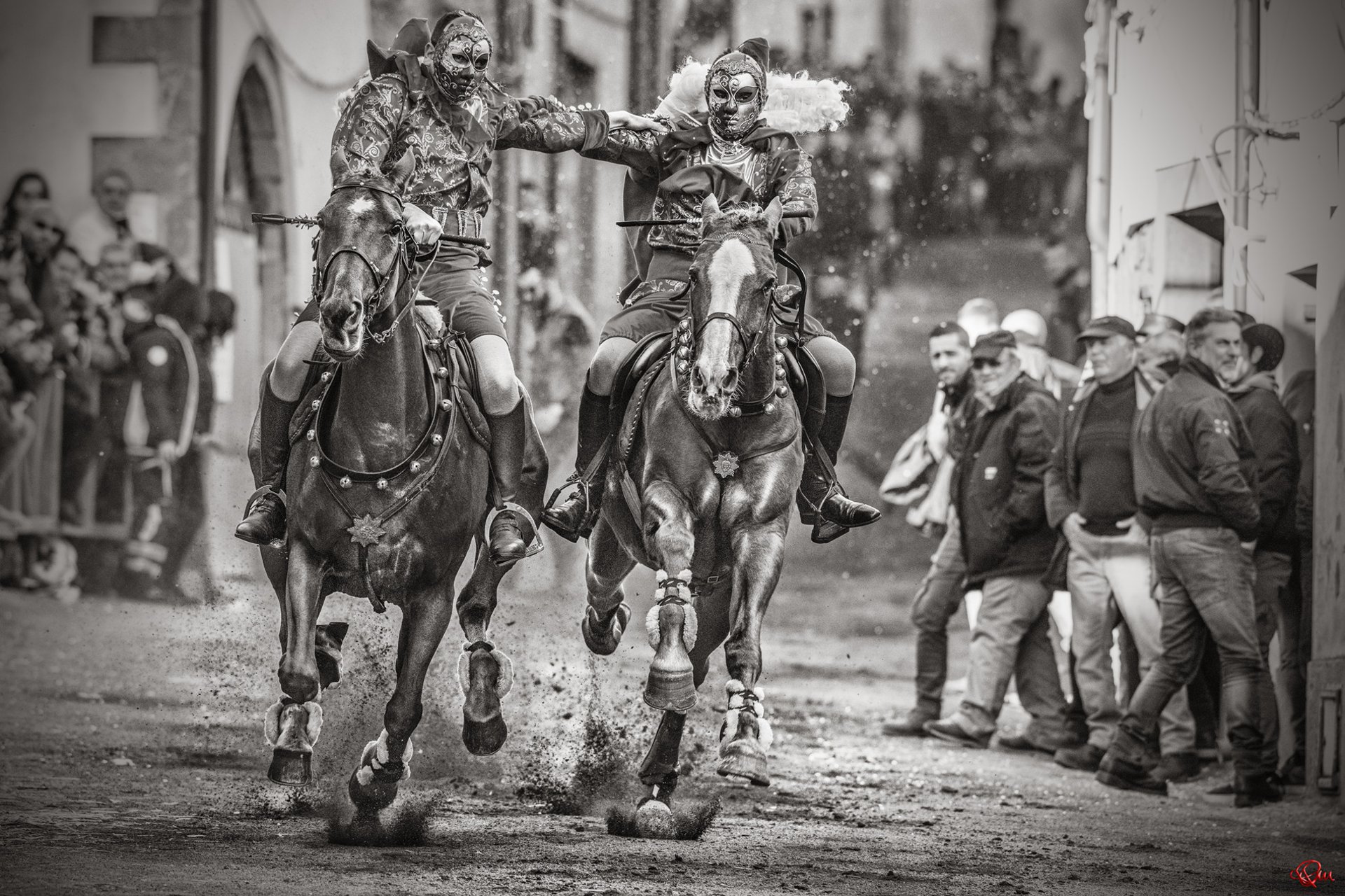Cavalieri mascherati al galoppo durante Sa Carrela 'e Nanti a Santu Lussurgiu